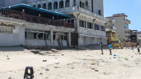 EPA-mensen kijken naar de plaats van een zelfmoordaanslag in Mogadishu, Somalië, op 3 augustus 2024. Minstens 32 mensen werden gedood en meer dan 60 gewond bij een zelfmoordaanslag en vuurwapenaanval op het Beach View Hotel, een populair strand in Mogadishu , laat op 2 augustus 2024 volgens de Somalische politiewoordvoerder majoor Abdifatah Adan Hasa.