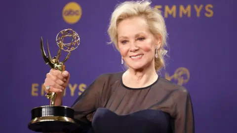 EPA Jean Smart, pemenang penghargaan Aktris Utama dalam Serial Komedi, berpose di ruang pers selama upacara Penghargaan Emmy tahunan ke-76 yang diadakan di Peacock Theater di Los Angeles, California, AS, 15 September 2024