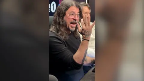 Dave Grohl wiggles his fingers