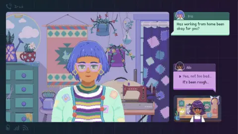imissmyfriends 这是视频游戏 Fishbowl 的截图，两个像素化角色正在进行视频通话。其中一个角色出现在一个较大的窗口中，她身后的房间里摆满了悬挂的植物、挂毯和一台缝纫机，显示出她具有艺术家的个性。