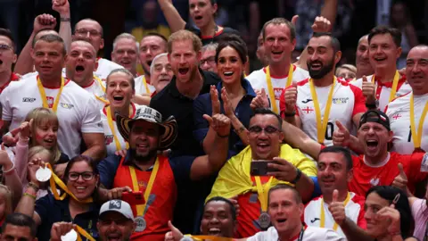 Zawodnicy Getty Images Invictus Games świętują z księciem Harrym na igrzyskach 2023 w Dusseldorfie