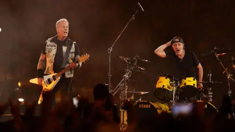 James Hetfield and Kirk Hammett on stage 