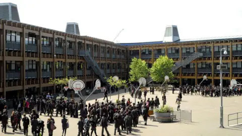 Getty Images Taman bermain Akademi Komunitas Mossbourne dengan para siswa berkumpul.