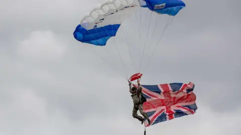 Lee Sainsbury -Oxygen Photography Army personnel skydiving