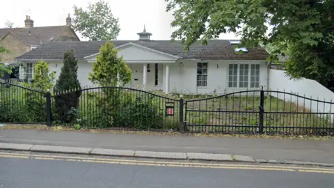 Google Vacant building on High Road, Chigwell 