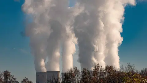 Getty Images Una estación de energía bombea humo al cielo