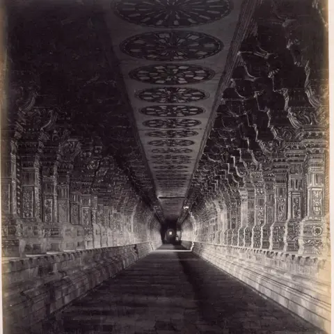 dag Edmund David Lyon Ramisseram Pagoda (Lorong Samping Panjang) (kuil Ramalingeswara, Rameswaram) Cetakan albumen perak yang dipasang di kartu, 1867–68