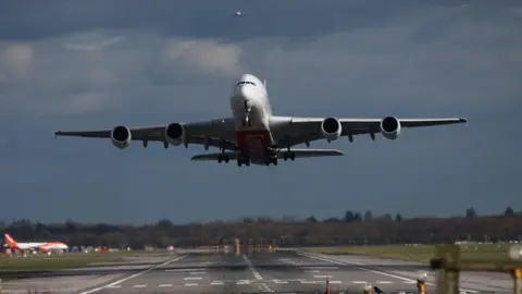 Getty Images Un avión que despegó de la pista de Gatwick en 2025