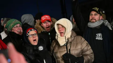 Getty Images Zwolennicy uwięzionych uczestników zamieszek z 6 stycznia, w tym matka wiecu Ashli ​​Babbitt (2. z prawej) przed więzieniem