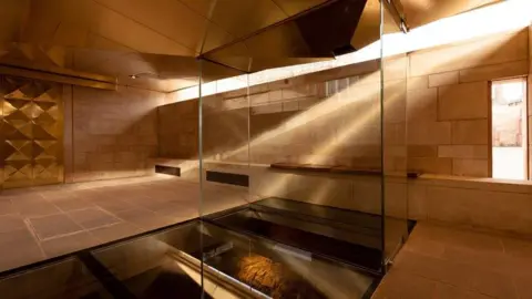 An image of the grave of Richard III illuminated by sunlight