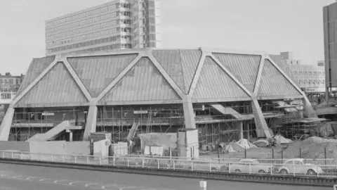 Getty Images/Evening Standard A black and white picture of The Hexagon under construction in Reading in December 1976.