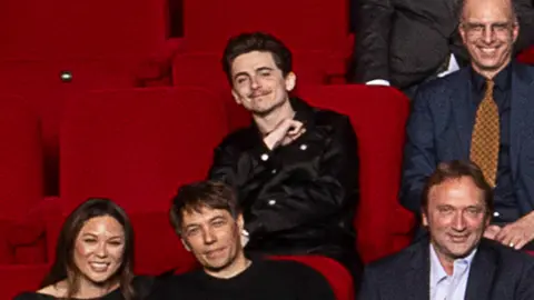 Ampas Timothée chalamet, Samantha Quan and SEAN BAKER in the 97th candidate dinner photo