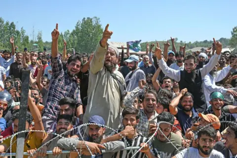 Getty Images Pendukung Baramulla Anggota Parlemen dan pemimpin Partai Awami Ittehad (AIP) Sheikh Abdul Rashid, juga dikenal sebagai Insinyur Rashid, terlihat selama rapat umum pemilihan majelis pada 12 September 2024 di Baramulla sekitar 55 kilometer di utara Srinagar, India.