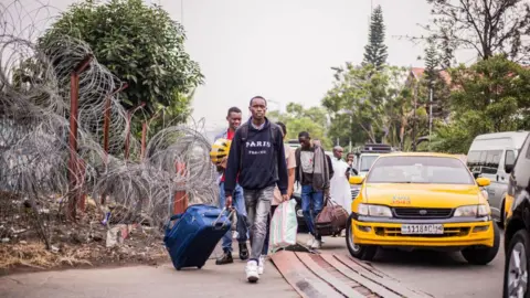 Getty Images Personel sipil non-esensial dari Misi Stabilisasi Organisasi Perserikatan Bangsa-Bangsa di Republik Demokratik Kongo (MONUSCO) terlihat berangkat sebelum dievakuasi di Goma pada 25 Januari 2025