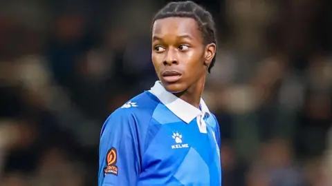 Kallum Cesay in action for Wealdstone