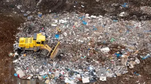 Getty Images Odlagalište sa žutim JCB-om