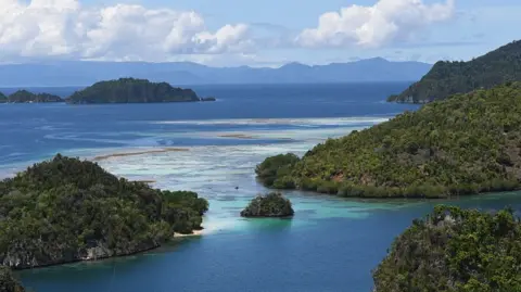 Getty Images Laut biru mengelilingi kepulauan pulau-pulau hijau