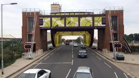 Dale Baxter / BBC A front-facing shot of Drypool Bridge in Hull. It shows cars crossing the bridge which features a green pattern.