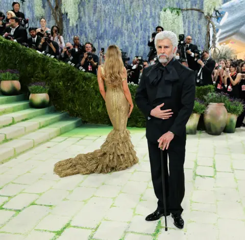 Reuters. Bad Bunny posa durante la Gala del Met, luciendo maquillaje que le da apariencia de anciano.
