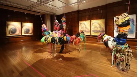 EPA Vista da galeria mostrando esculturas e desenhos de Nnena Kalu