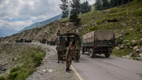 Getty Images Konvoi Angkatan Darat India Membawa bala bantuan dan persediaan, berkendara menuju Leh, di jalan raya yang berbatasan dengan Cina, pada 2 September 2020 di Gagangir, India