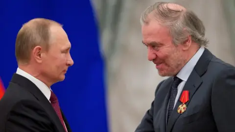 Reuters Russian President Vladimir Putin awards Mariinsky Theatre's artistic director Valery Gergiev during a ceremony at the Kremlin in Moscow, Russia, on 22 September 2016.