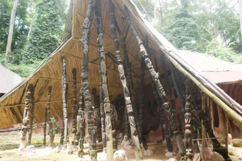 Esculturas em madeira de Abiodun Omotoso