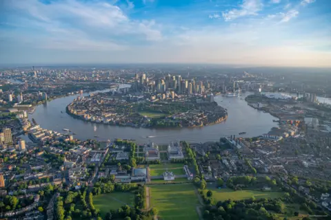 Jason Hawkes The bend in the River Thames as seen from Greenwich Park