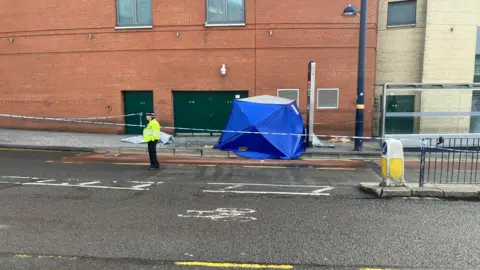 481e37e0-be26-11f0-aabd-95e33ad08070.jpg Woman, 34, stabbed in Birmingham attack dies