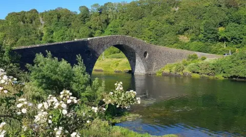 Rob Farrow/Geograph Bridge to Seil