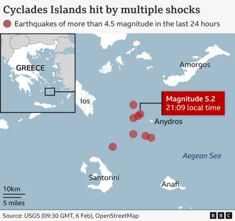 Peta yang menunjukkan aktivitas gempa bumi pada pukul 09:30 GMT pada 6 Februari sekitar Santorini