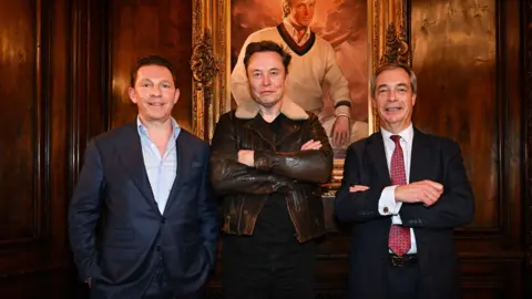 Stuart Mitchell Nick Candy dan Nigel Farage, dari Reform UK, berdiri bersama miliarder Elon Musk di depan potret Donald Trump