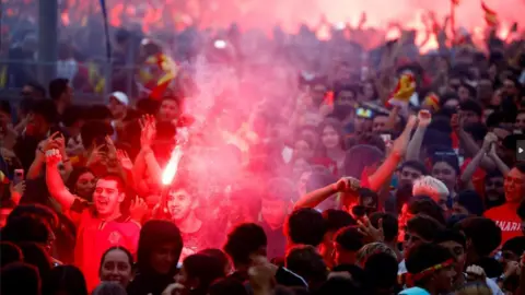 Los aficionados españoles en Canarias celebran el partido con bengalas