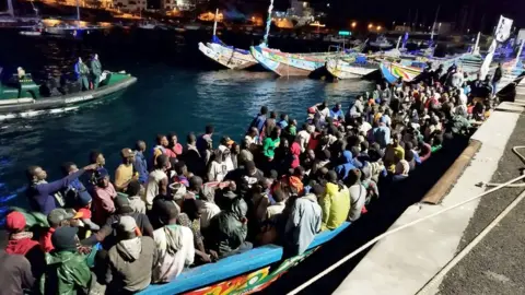 Migranti che arrivano di notte su barconi a El Hierro, nelle Isole Canarie