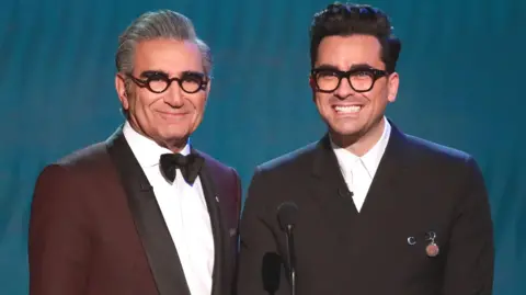 Getty Images Eugene Levy en Dan Levy spreken op het podium tijdens de 26e jaarlijkse Screen Actors Guild Awards in The Shrine Auditorium op 19 januari 2020 in Los Angeles, Californië