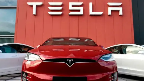 Getty Images de perto de um carro Tesla