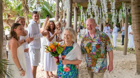 Sir Alan Bates and Lady Suzanne Sercombe astatine  their wedding ceremony