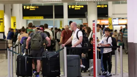 A traveler of the Environmental Protection Agency to register arrival at Gatwick Airport in Kraouli on July 30, 2025