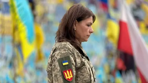 Een kleine menigte herdacht dinsdag de gevallen Oekraïense soldaten op het Maidanplein in Kiev