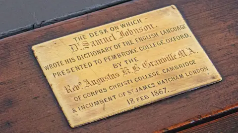 Plaque d'Oxford du Pembroke College sur le bureau du Dr Johnson