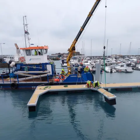 Guernsey Ports Installing pontoons