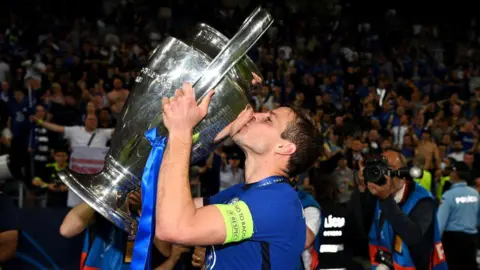 Cesar Azpilicueta kissing the Champions League trophy