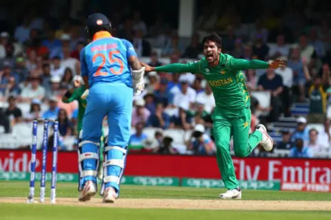 Getty Images Muhammad Amir dari Pakistan merayakan gawang Shikhar Dhawan dari India selama pertandingan final trofi ICC Champions antara India dan Pakistan di Oval di London pada 18 Juni 2017