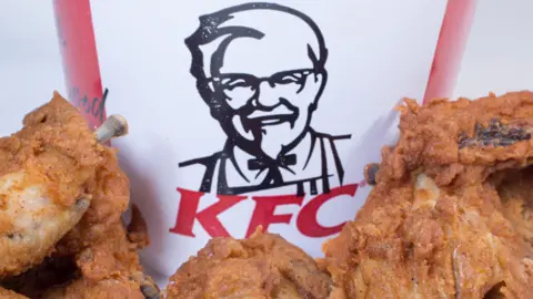 జెట్టి చిత్రాలు KFC బకెట్ ముందు చికెన్ వేయించిన చికెన్