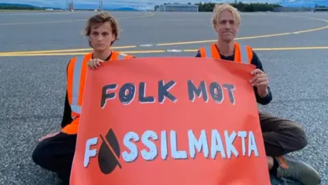 Folk mot fossilmakten Activists from People against fossil power posted a picture of their brief action at Oslo Gardermoen airport