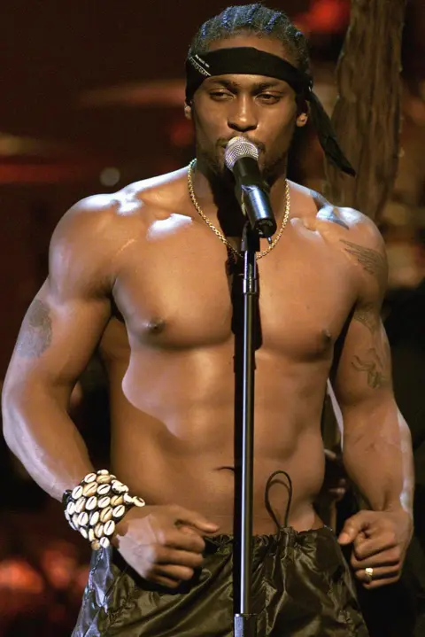 Getty Images D'Angelo at MTV Movie Awards 2000 on 3 June, 2000, with his shirt off, singing into a microphone