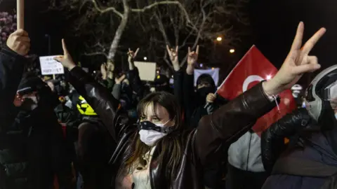 Getty Images Seorang demonstran berhadapan dengan polisi selama bentrokan dengan para pengunjuk rasa di depan jalan setapak Istanbul yang terkenal setelah pawai protes untuk mendukung walikota Istanbul yang ditangkap Ekrem Imamoglu.