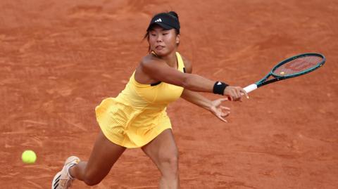 Mimi Xu in action at the Junior French Open in Roland Garros