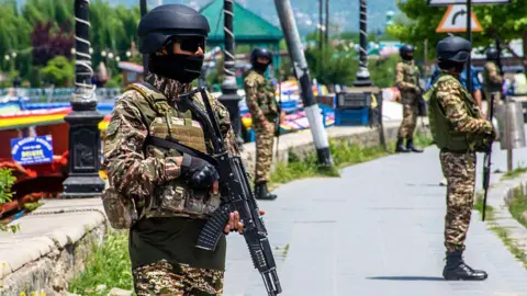 Getty Images Indian paramilitary soldiers stand guard on the bank of Dal lake, amid heightened tensions following a deadly attack in Pahalgam that killed 26 tourists, on April 26, 2025 in Srinagar, India.