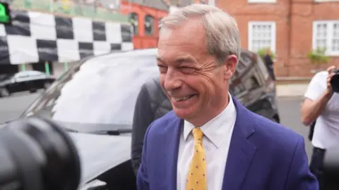 PA Media Nigel Farage arriveert bij een Trump-inzamelingsactie in Londen